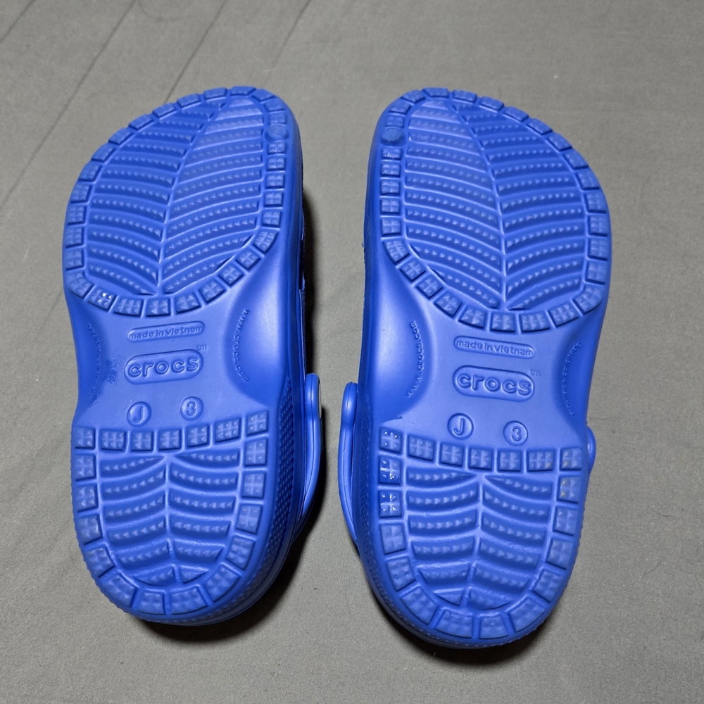 NWOT CROCS Blue Sandals with Signature Croslite Material - Picture 2 of 4